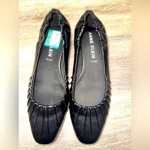 Anne Kline Black Slip On Closed Toe Solid Leather Kitten Heel Shoes Size 9M